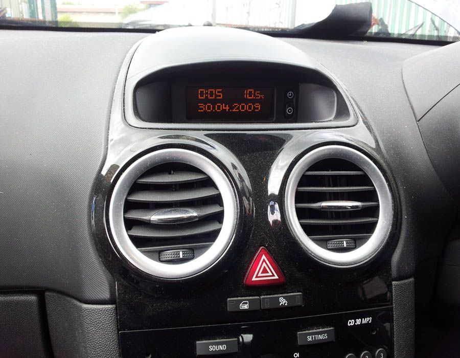 Vauxhall Corsa Design dash-air-vent